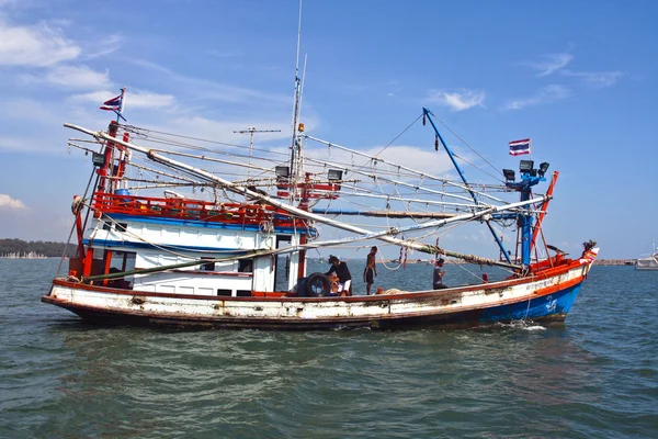 Деревянная рыбацкая лодка на ежедневный улов — стоковое фото