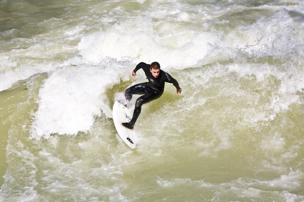Surfowanie na rzece Haidhausen w Monachium, Niemcy. — Zdjęcie stockowe