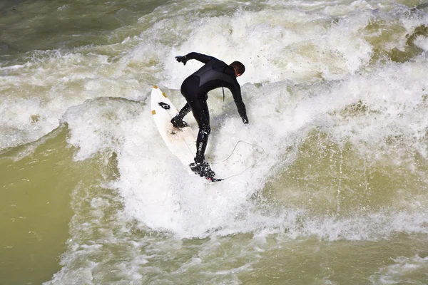 Surfowanie na rzece Haidhausen w Monachium, Niemcy. — Zdjęcie stockowe