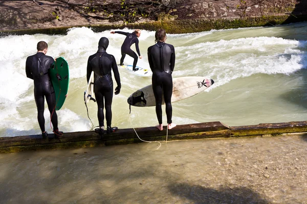 Surfa på floden isar i München, Tyskland. — Stockfoto