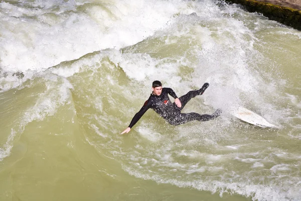 Surf no rio ISAR em Munique, Alemanha . — Fotografia de Stock
