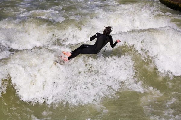 Surf sul fiume ISAR a Monaco di Baviera, Germania . — Foto Stock
