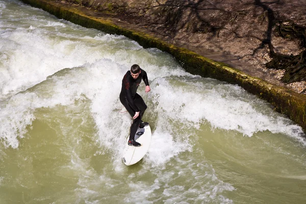 Surfen op de rivier de isar in München, Duitsland. — Stockfoto