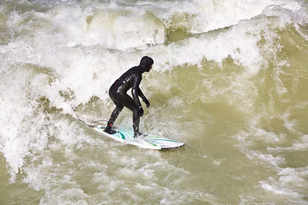 Surfa på floden isar i München, Tyskland. — Stockfoto