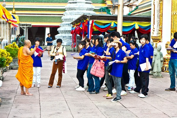 Stock image Buddhist monk explains the secrets of temple area Wat Pho