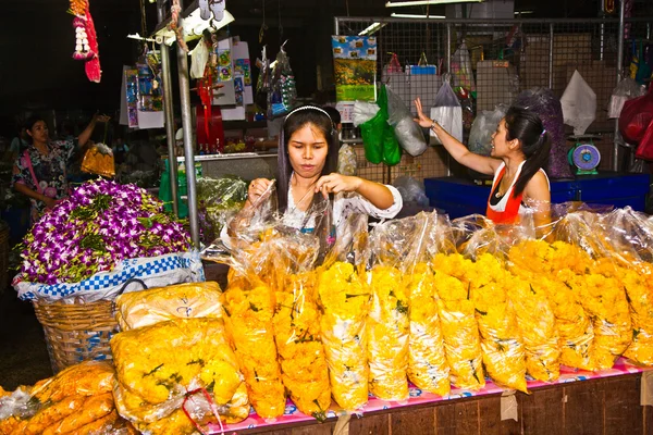Женщина, продающая цветы на рынке Пак Клонг Талат — стоковое фото