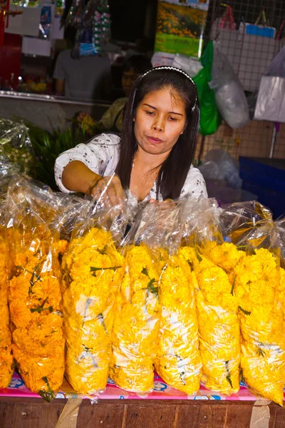 Frau verkauft Blumen auf dem Pak Khlong Thalat Markt — Stockfoto