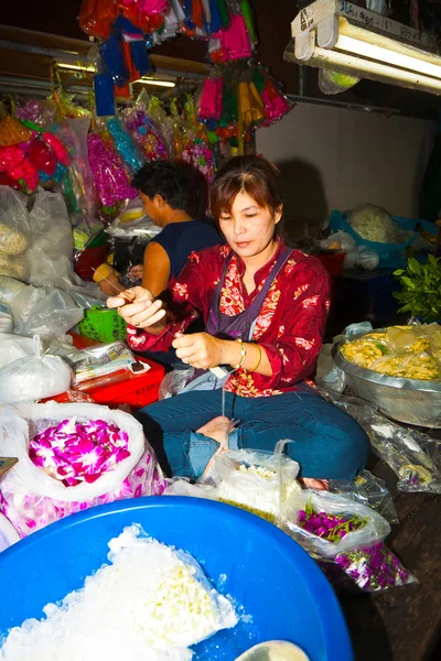 Mujer vendiendo flores en el mercado Pak Khlong Thalat — Foto de Stock