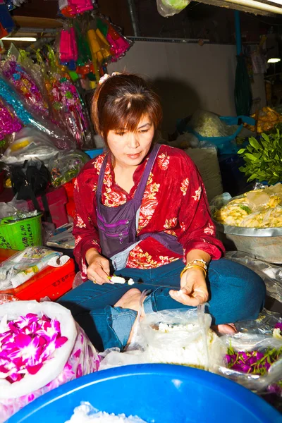 Woman selling flowers at Pak Khlong Thalat market — Stock Photo, Image