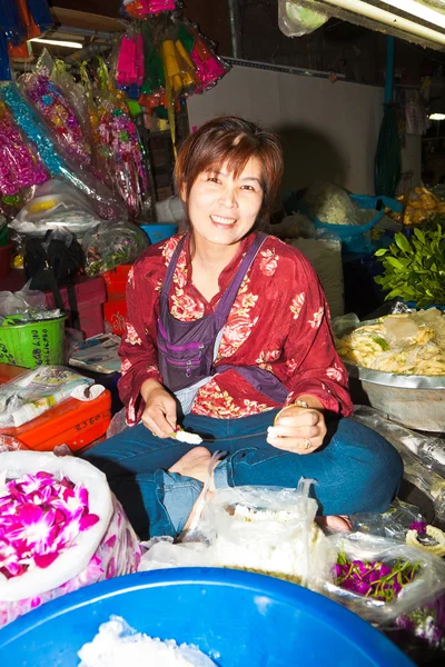 Mujer vendiendo flores en el mercado Pak Khlong Thalat —  Fotos de Stock
