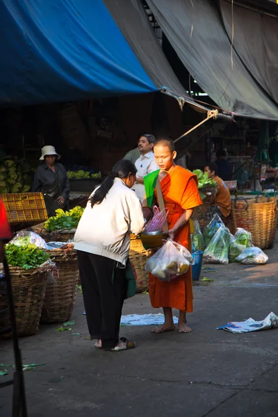 Donate food to the monk — Stock Photo, Image