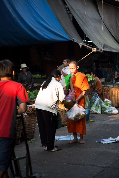 Donate food to the monk — Stock Photo, Image
