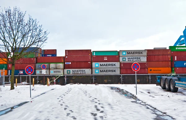 Корабли и контейнеры в контейнерной гавани зимой — стоковое фото