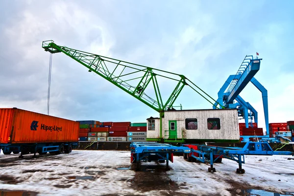 Gru e container nel porto container in inverno — Foto Stock