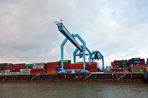 Кран и контейнер в контейнерной гавани зимой — стоковое фото