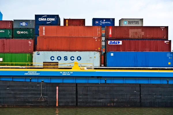 Корабли и контейнеры в контейнерной гавани зимой — стоковое фото