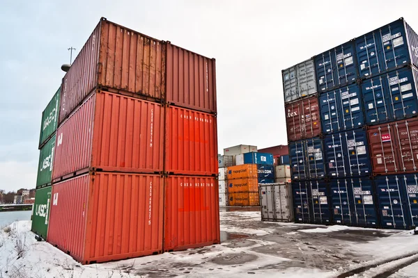 Fartyg och behållare i behållaren hamnen i vinter — Stockfoto