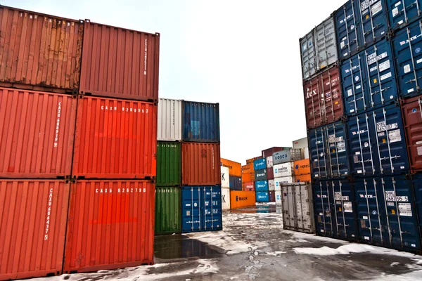 Lodě a kontejner v kontejneru přístav v zimě — Stock fotografie