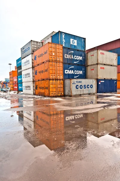Lodě a kontejner v kontejneru přístav v zimě — Stock fotografie