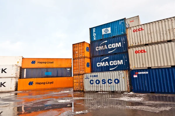 Schiffe und Container im Containerhafen im Winter — Stockfoto