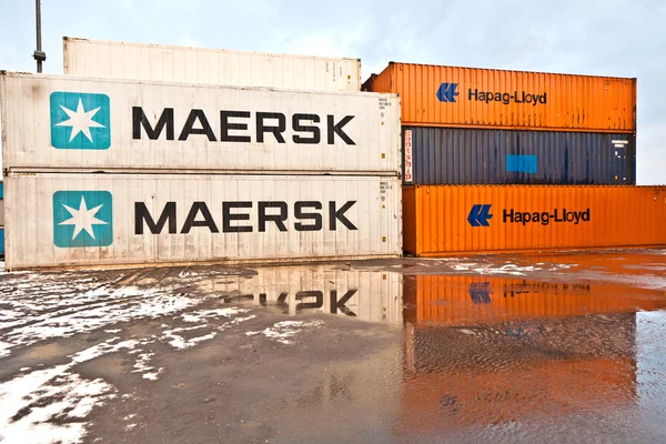 Суден і контейнерів в порту контейнерів в зимовий період — стокове фото