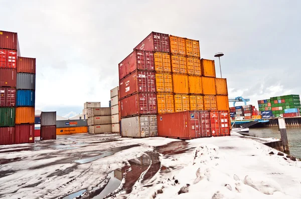 배와 겨울의 컨테이너 항구에서 컨테이너 — 스톡 사진