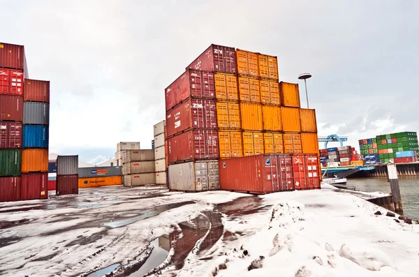 Navi e container nel porto container in inverno — Foto Stock