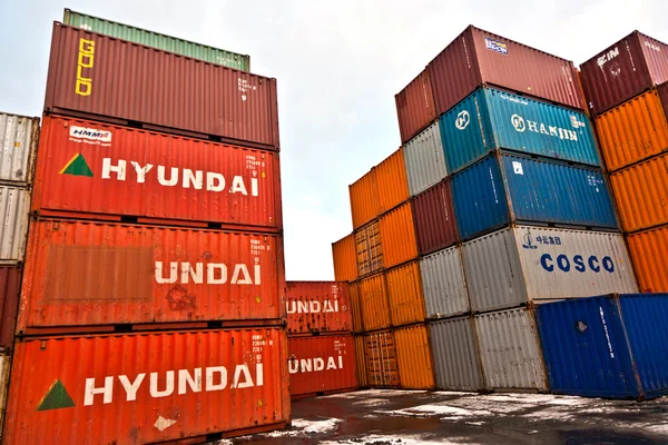 Schepen en container in de haven van de container in de winter — Stockfoto
