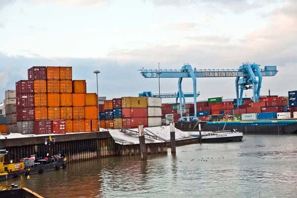 船舶和集装箱在集装箱港口在冬季 — 图库照片