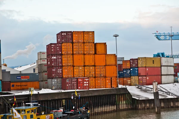 Navi e container nel porto container in inverno — Foto Stock
