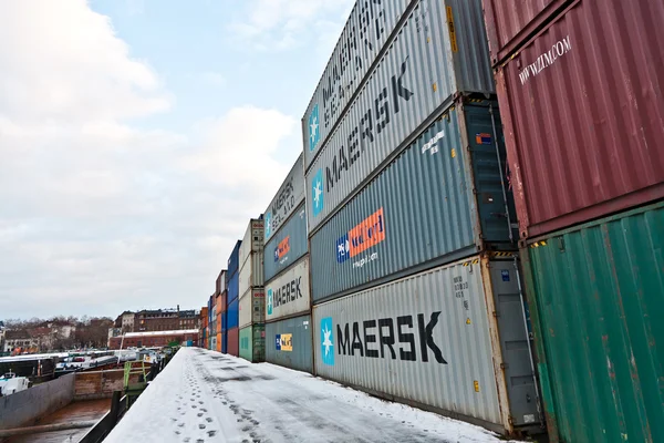 Fartyg och behållare i behållaren hamnen i vinter — Stockfoto