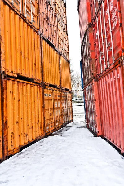 Navires et conteneurs dans le port de conteneurs en hiver — Photo