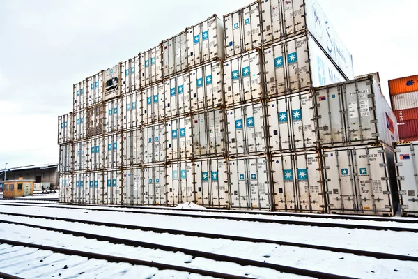Naves y contenedores en el puerto de contenedores en invierno —  Fotos de Stock
