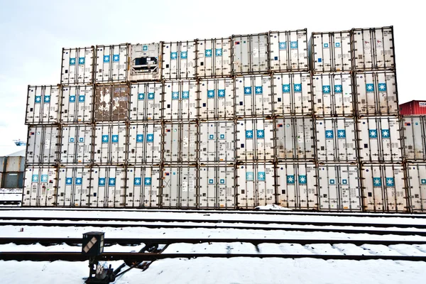 Navires et conteneurs dans le port de conteneurs en hiver — Photo