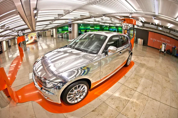 Libertad para todos con publicidad de BMW por la compañía de alquiler de coches SIXT — Foto de Stock