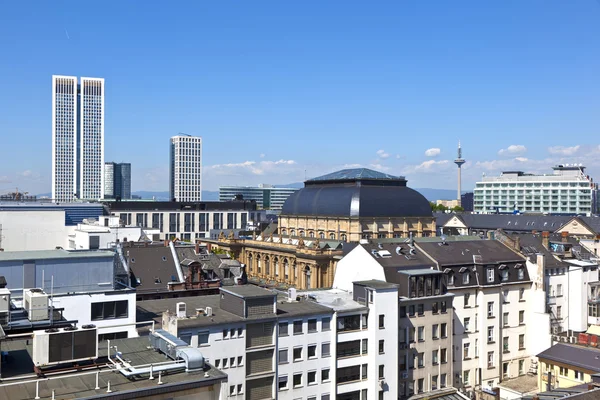 Vista al horizonte de Frankfurt con la famosa bolsa de valores y el cielo — Foto de Stock