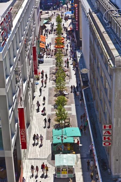 Vista a Liebfrauenstrasse, una calle comercial principal y lugar en Frankfurt —  Fotos de Stock