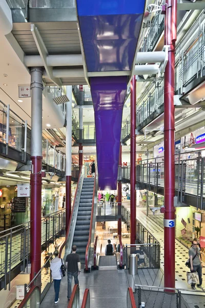 在法兰克福的现代购物中心 — 图库照片