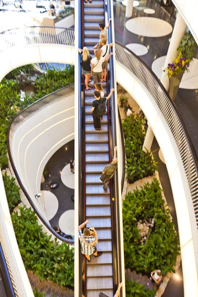 Sur un escalier mobile dans un centre commercial moderne à Francfort — Photo