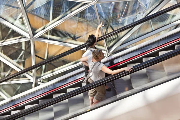 Na schodišti v moderním nákupním centru ve Frankfurtu — Stock fotografie