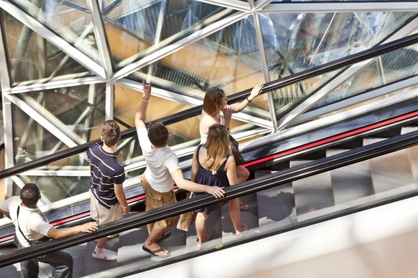 Em uma escadaria no moderno centro comercial em Frankfurt — Fotografia de Stock