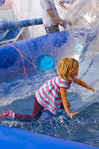 Las niñas y los niños se divierten en una enorme bola zorbing —  Fotos de Stock