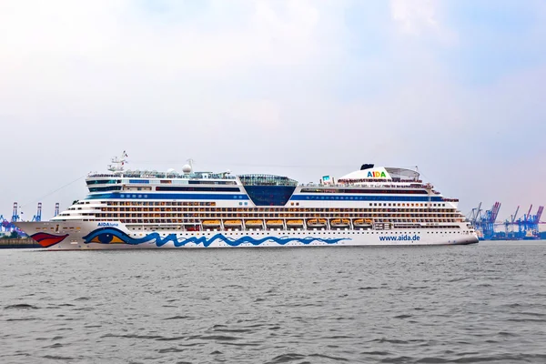 Famous cruise liner AIDA leaves the harbor — Stock Photo, Image