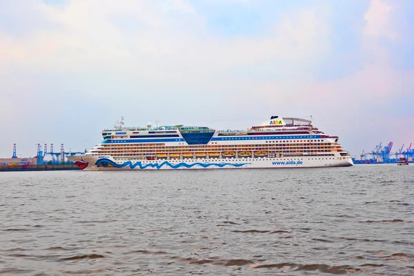 Beroemde cruise liner aida verlaat de haven — Stockfoto