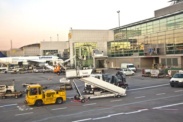 Avion arrivant au doigt dans le terminal — Photo
