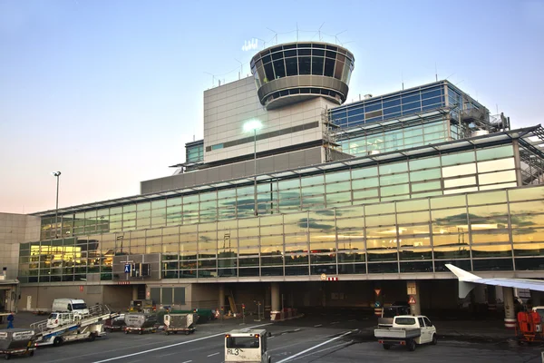 Vliegtuig aankomen op de vinger in de terminal — Stockfoto