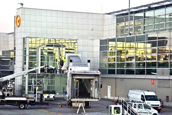 Самолет прибывает к пальцу в терминале — стоковое фото