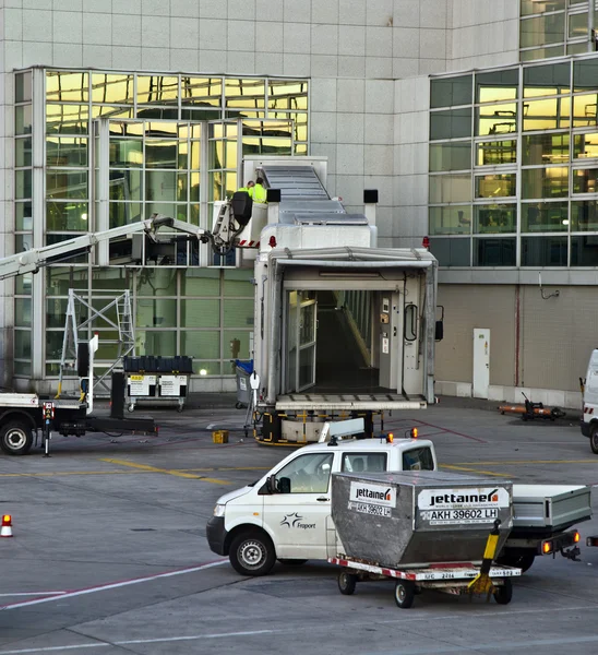Avião a chegar ao dedo no terminal — Fotografia de Stock