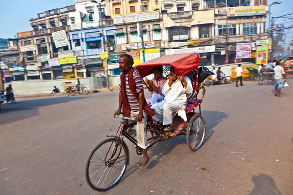 Οδηγού rickshaw κύκλου με επιβάτη σε chawri Μπαζάρ, κόμης του Δελχί — Φωτογραφία Αρχείου