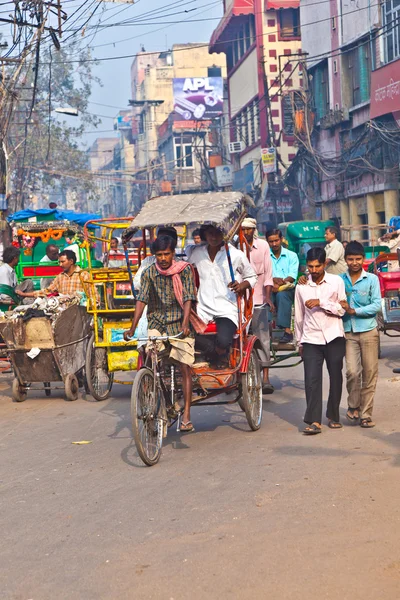 Motorista de riquixá de ciclo com passageiro em Chawri Bazar, Delhi earl — Fotografia de Stock